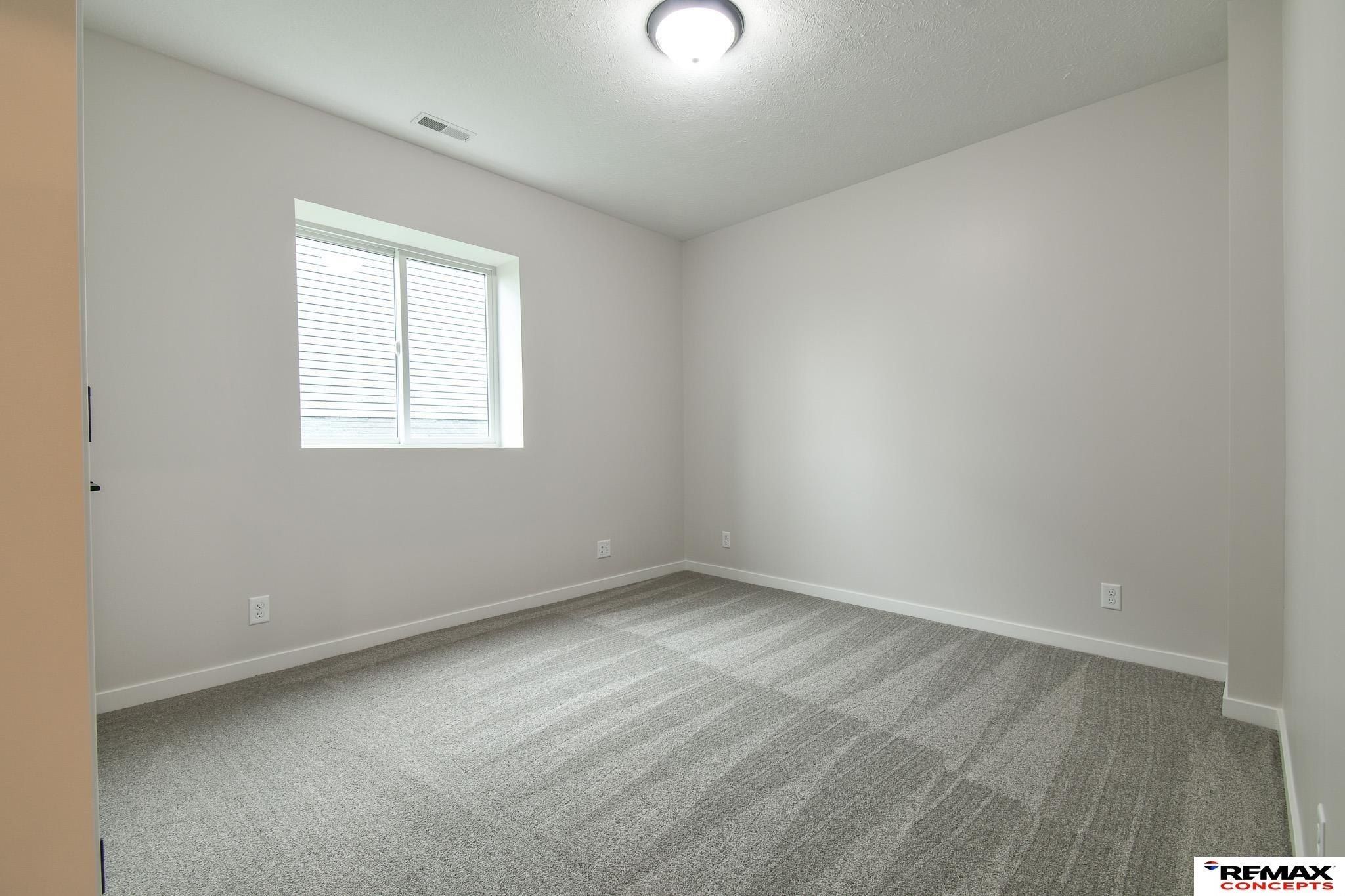 1125 Kantor Lane. Hickman, NE 68372