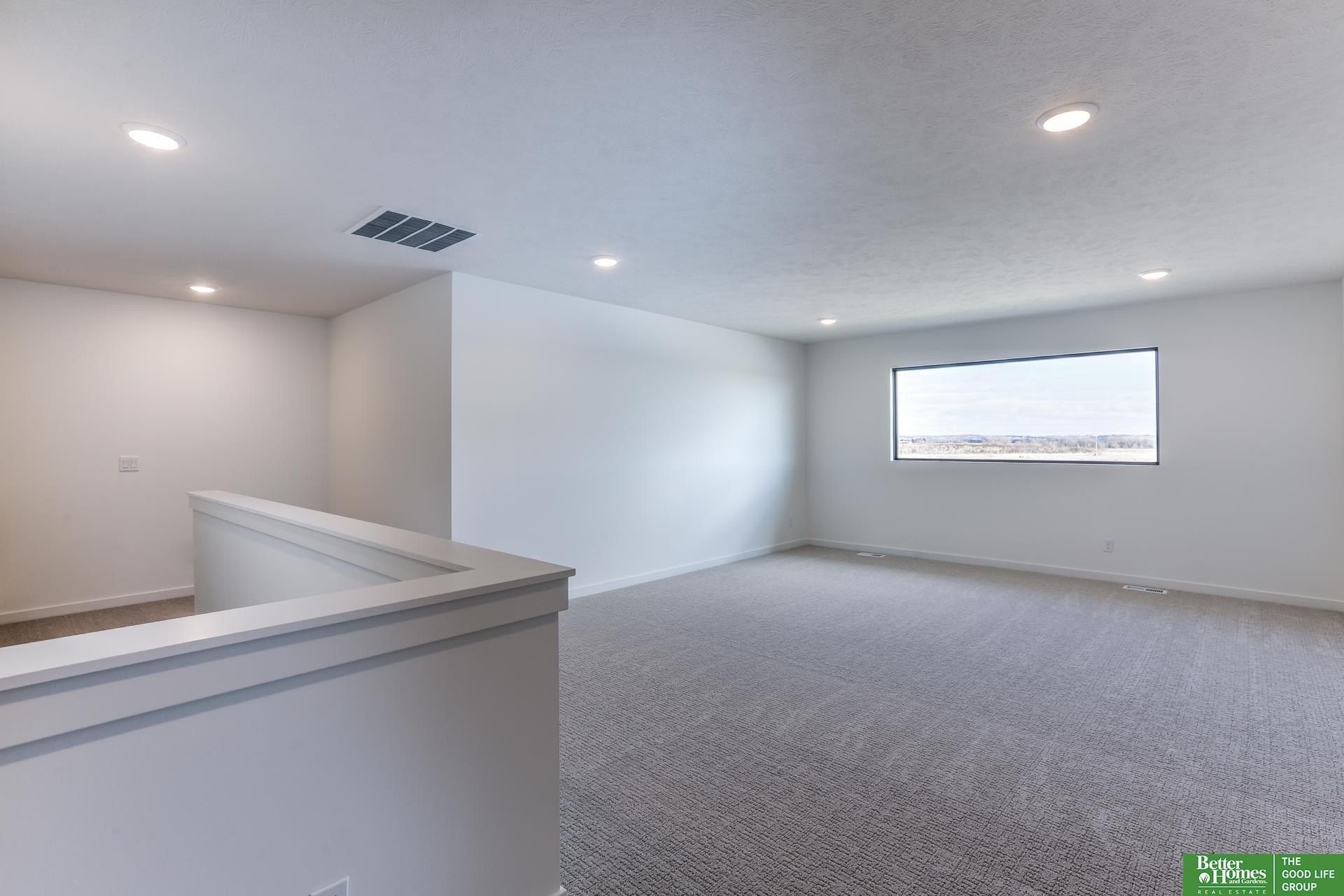 7033 N 276 Court. Valley, NE 68064