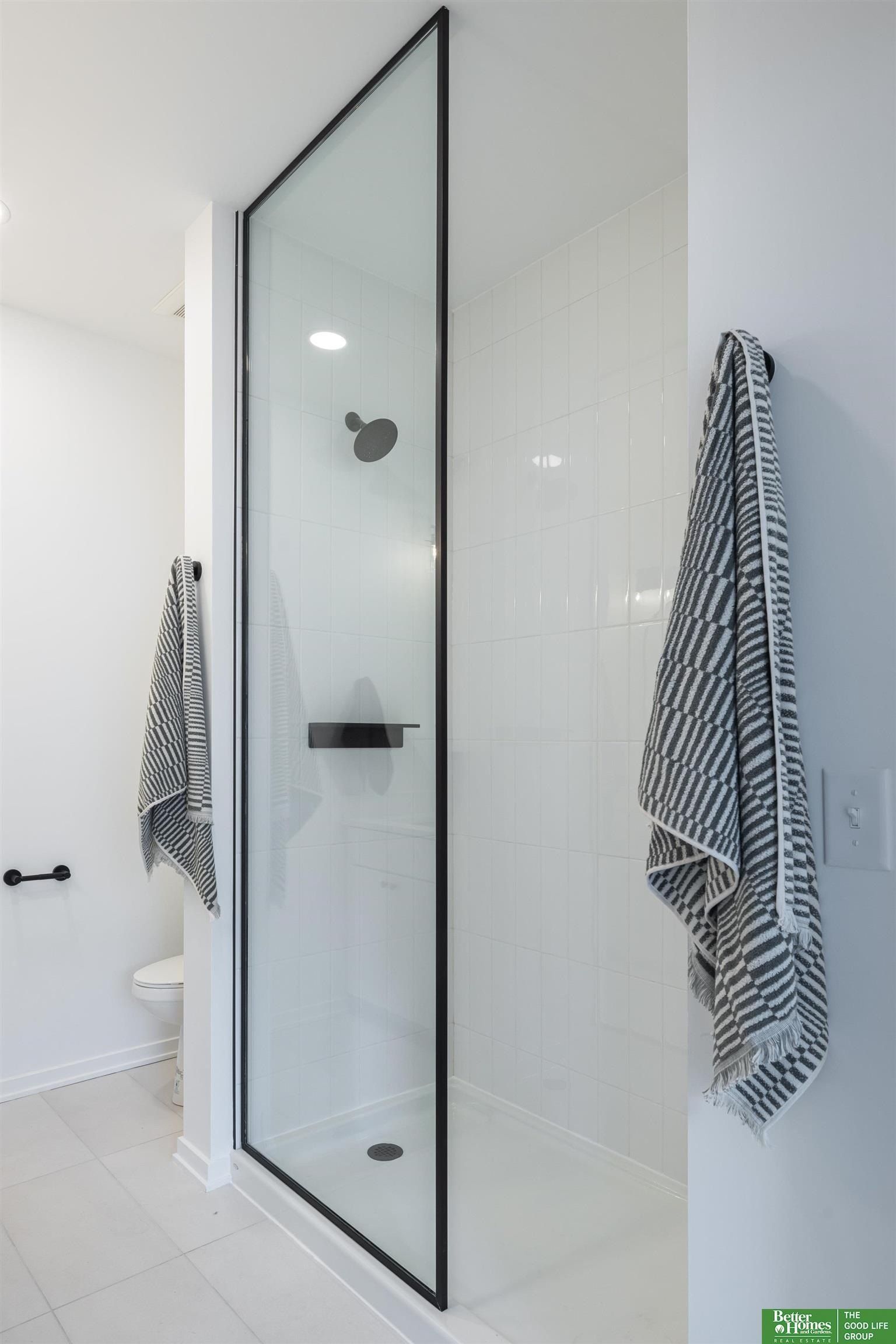 5321 Elmwood Plaza. Omaha, NE 68106