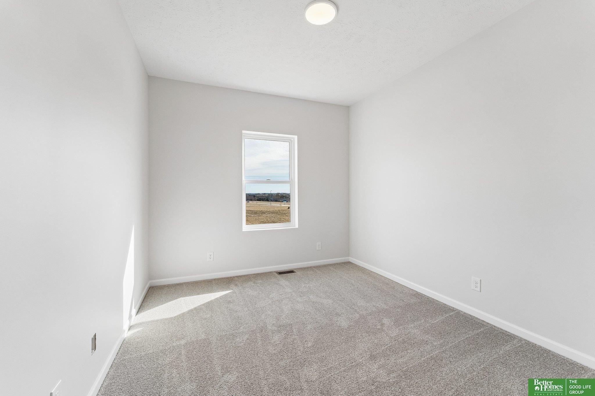 4906 Pinehill Road. Bellevue, NE 68133