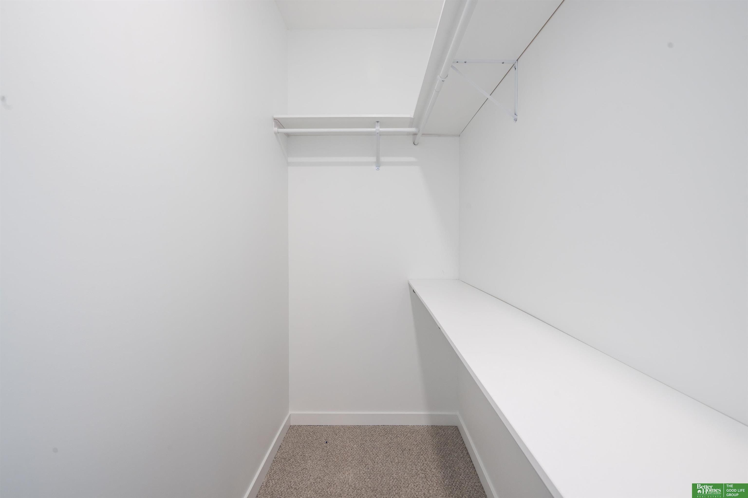 5321 Elmwood Plaza. Omaha, NE 68106