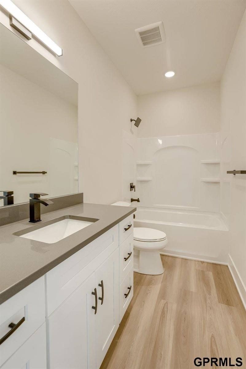 21151 Jessie Avenue. Elkhorn, NE 68022