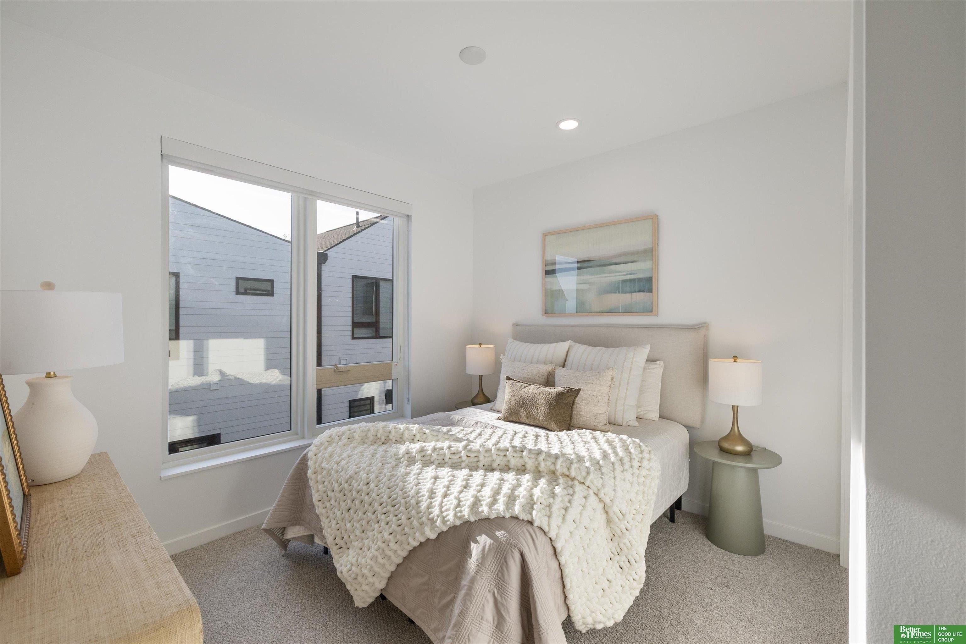 5321 Elmwood Plaza. Omaha, NE 68106