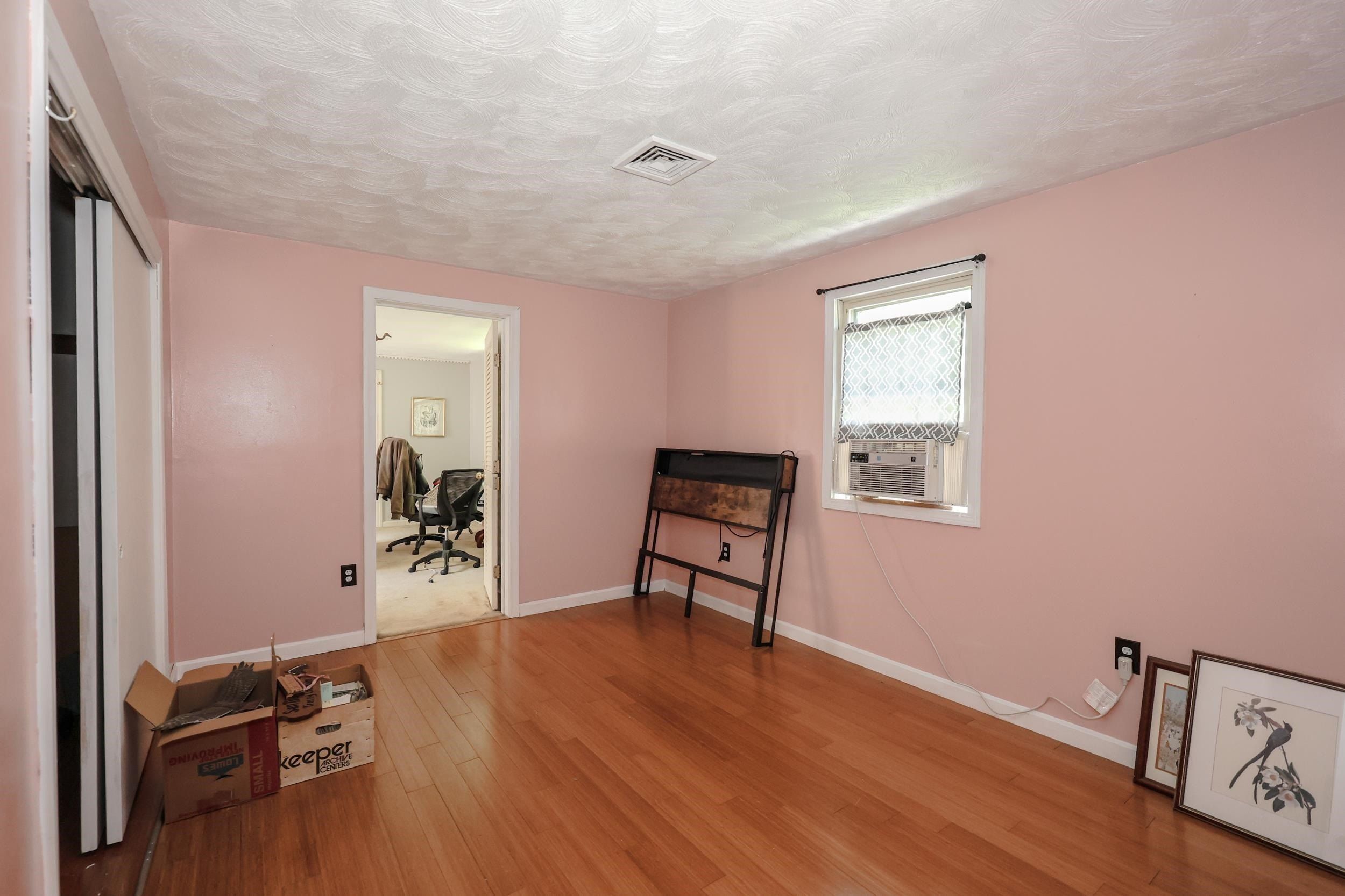 22 Holton Circle. Londonderry, NH 03053