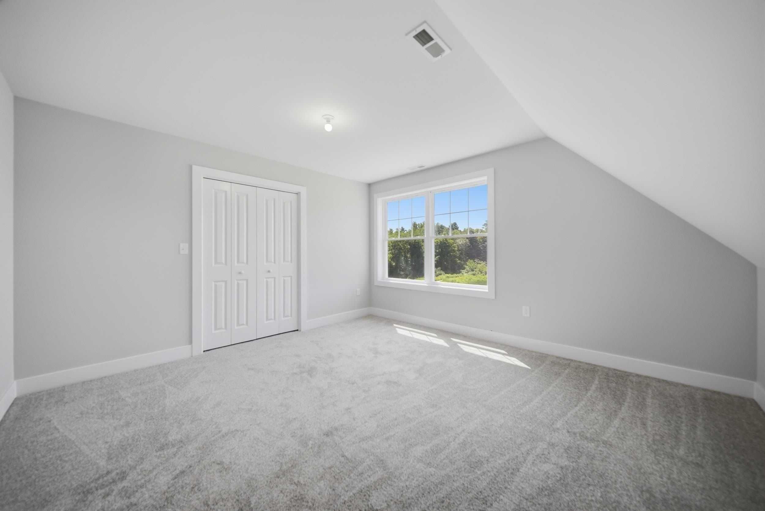 8 Robin Way. Chester, NH 03036