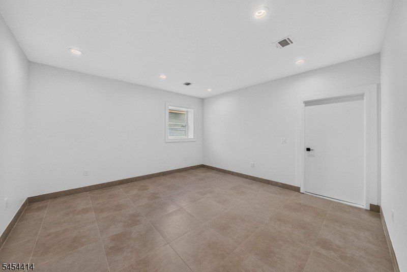 87 Echo Pl. Elmwood Park, NJ 07407
