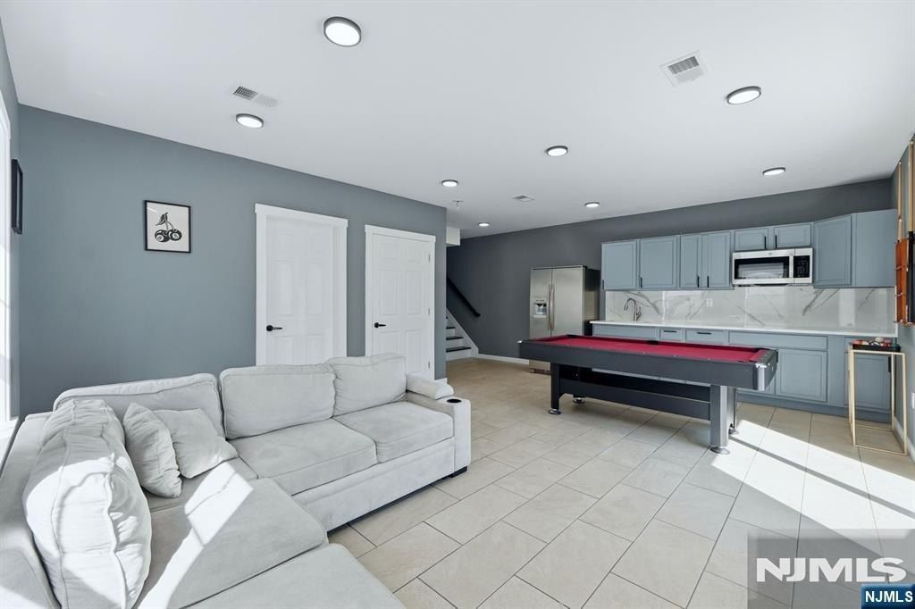 428 Peshine Avenue. Newark, NJ 07112