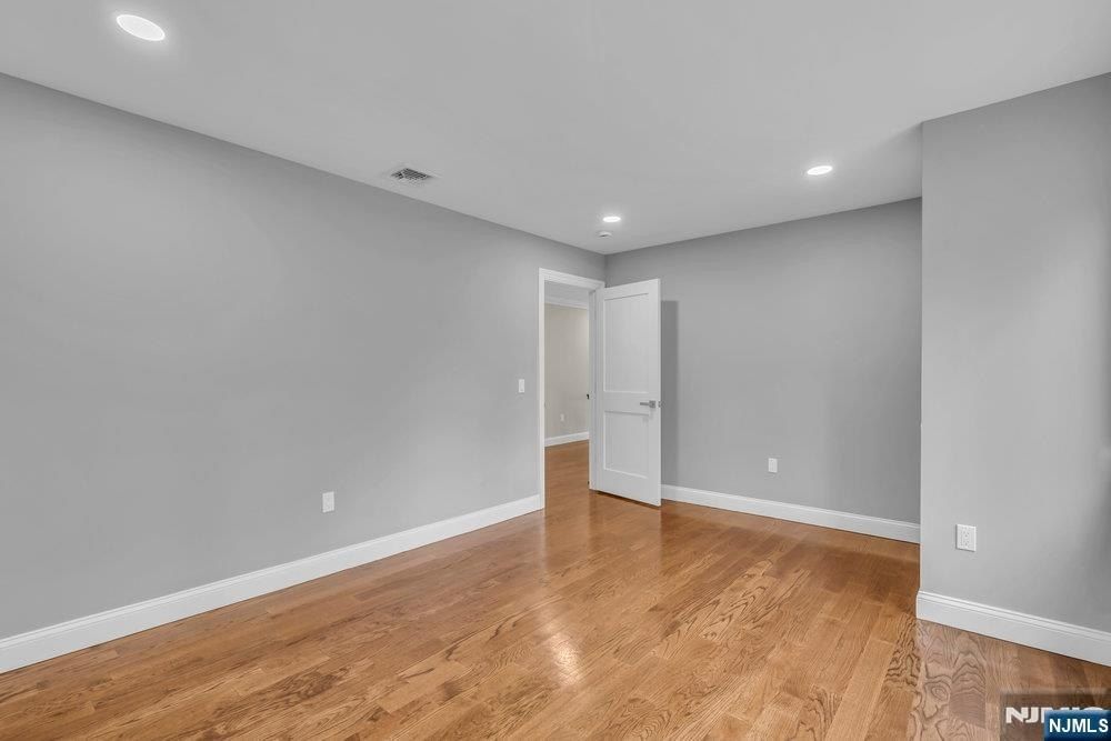 55 Maiden Lane. Bergenfield, NJ 07621