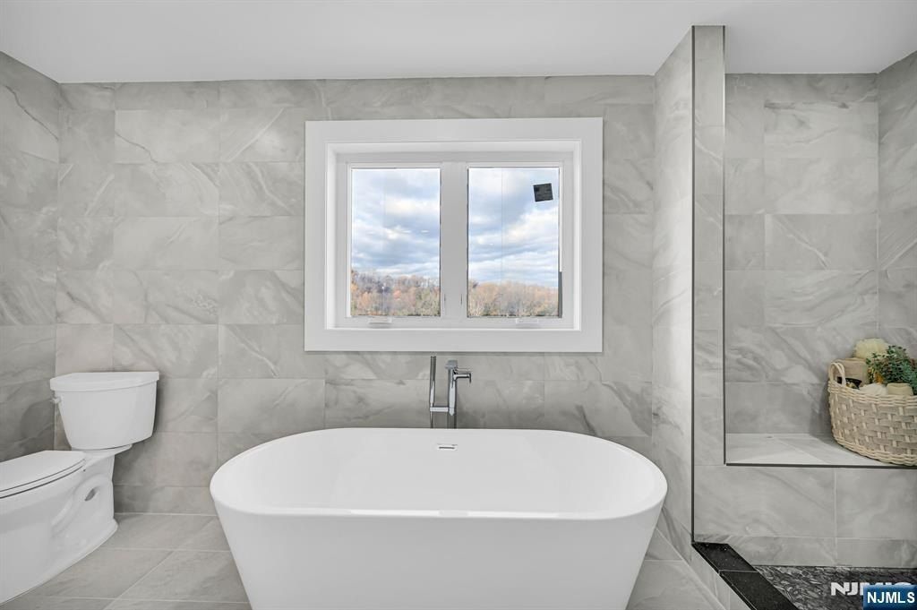 7 Emerald. Hardyston, NJ 07419