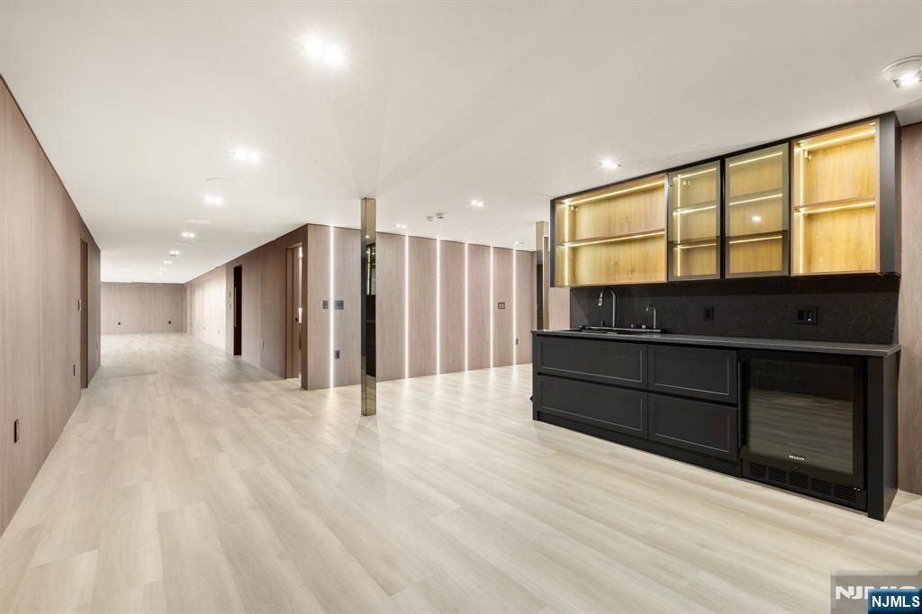 8 Flintlock Court. Totowa, NJ 07512