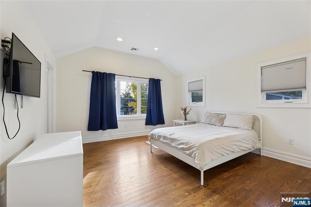 53 Hamilton Place. Tenafly, NJ 07670