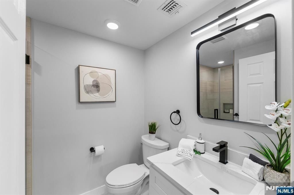 78 Maple Lane. Wayne, NJ 07470