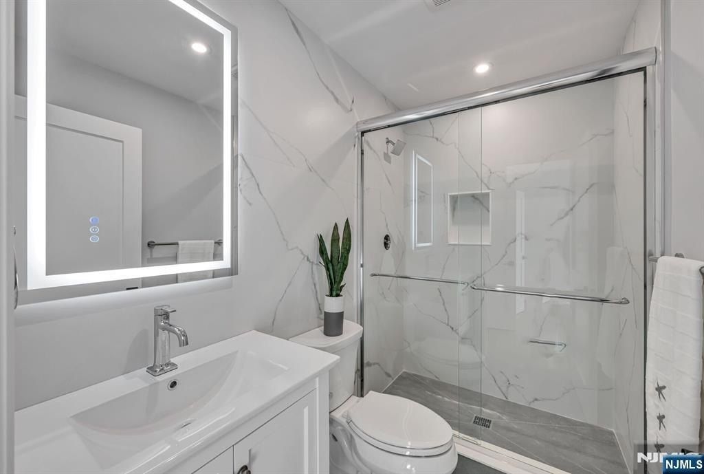 Camner. Fort Lee, NJ 07024