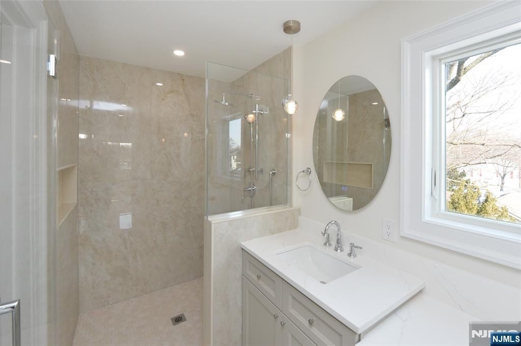 31 Albert Avenue. Fair Lawn, NJ 07410