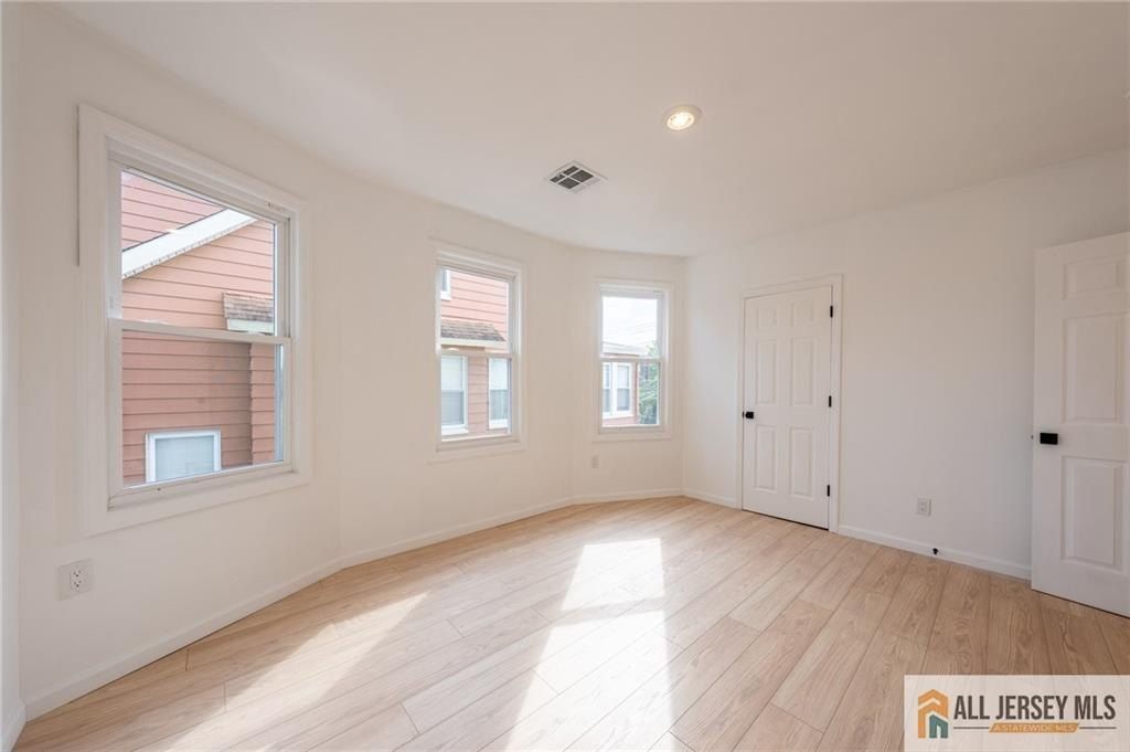 32 Palm Street. Newark, NJ 07106