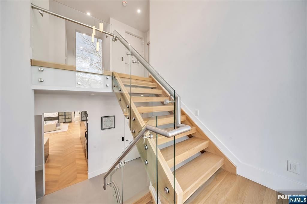 11 Roberts Road. Englewood Cliffs, NJ 07632