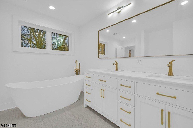 77 Elmwood Dr. Livingston, NJ 07039