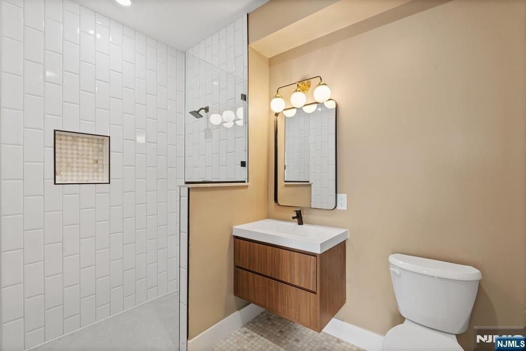 21 Lincoln Park 100. Newark, NJ 07102