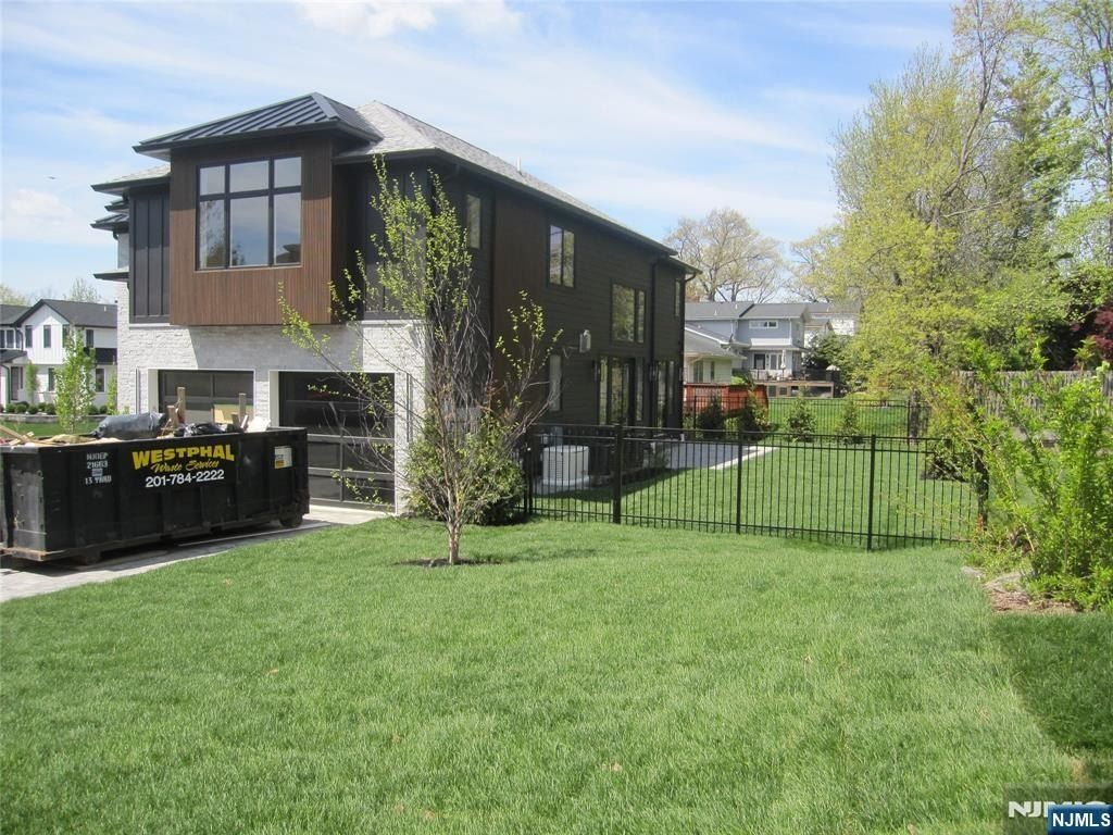 Bolz Street. Englewood Cliffs, NJ 07632