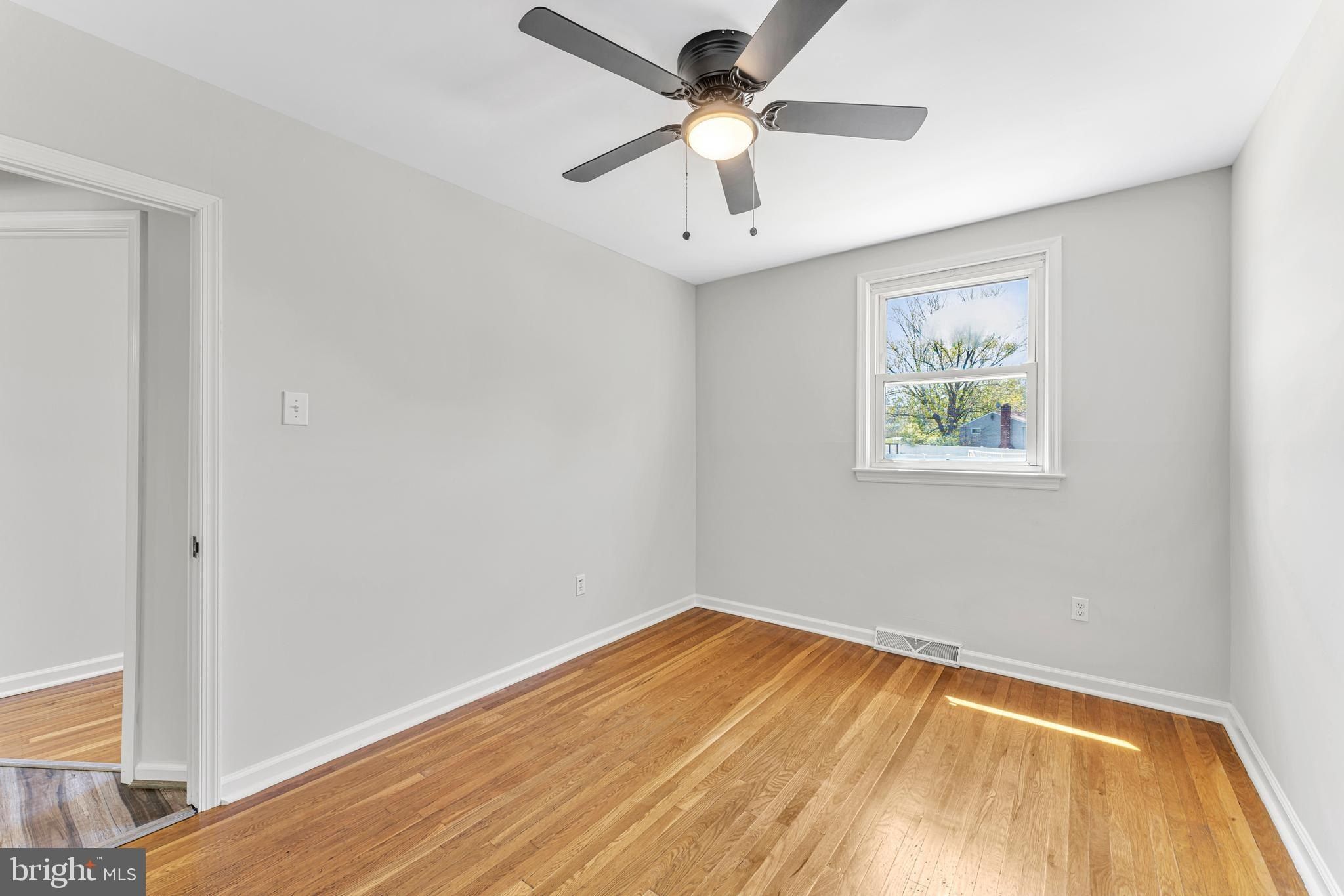 28 Spring Hill Drive. Clementon, NJ 08021
