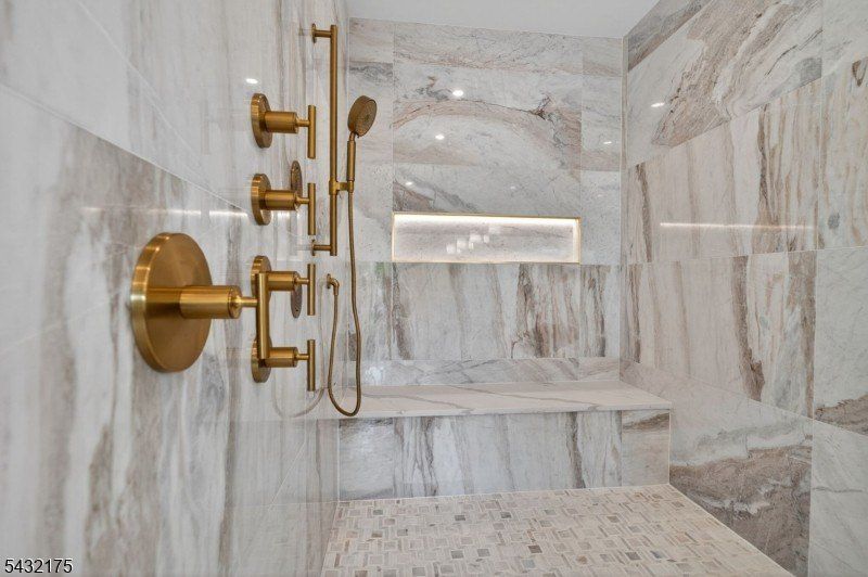 2 Ravinn Lane. Warren, NJ 07059