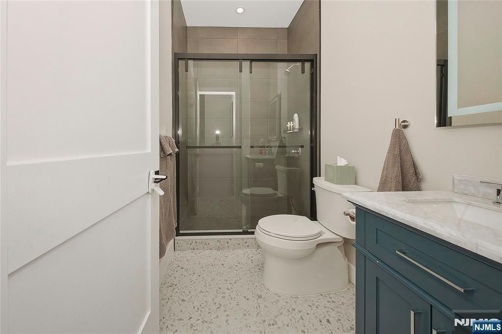 Knollwood Drive. Paramus, NJ 07652