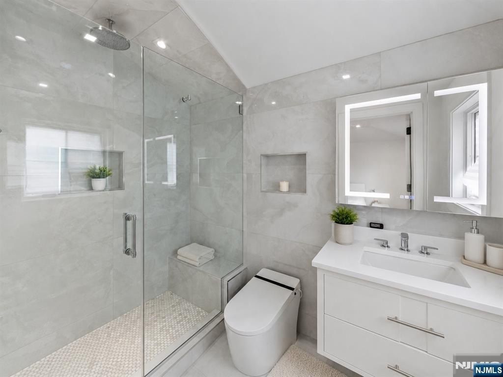 14 Allison Drive. Englewood Cliffs, NJ 07632