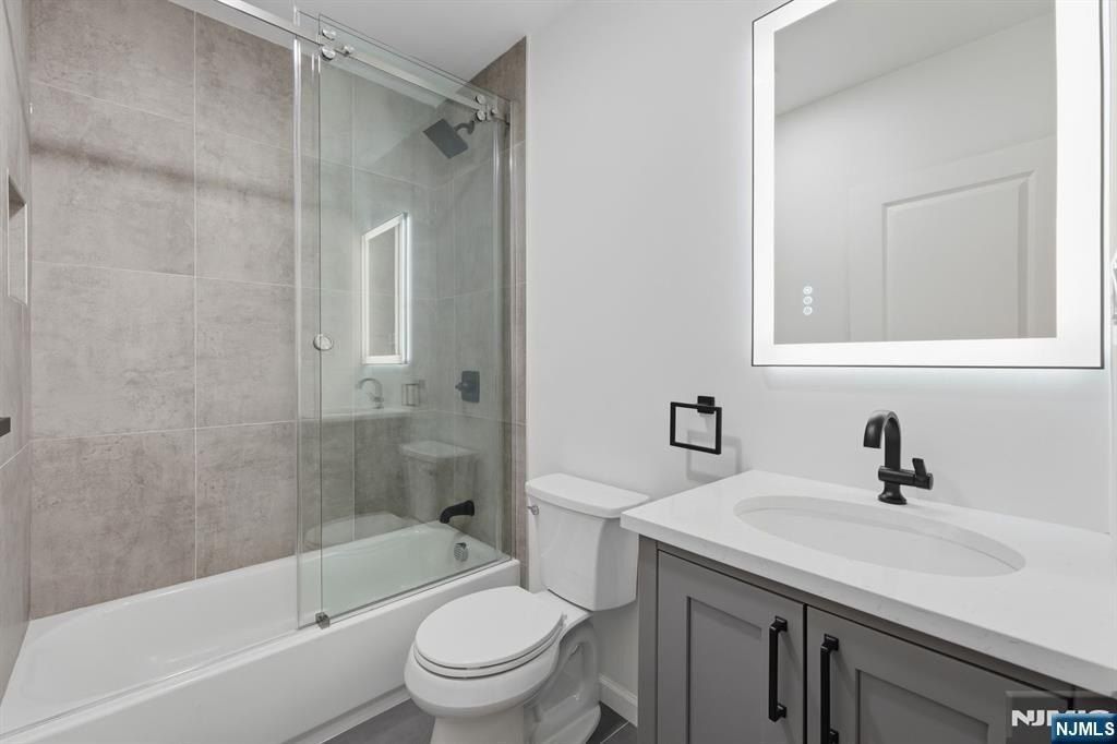 434 10Th Street. Newark, NJ 07103