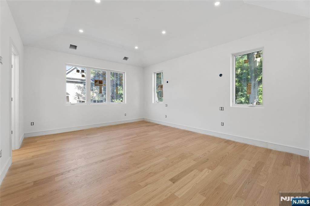 70 Carleton Terrace. Cresskill, NJ 07626