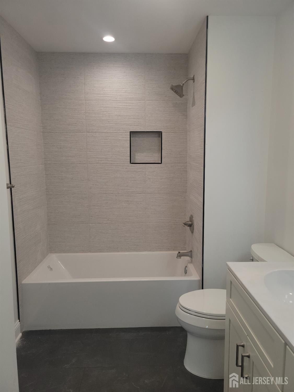 208 E James Place E. Woodbridge, NJ 07095