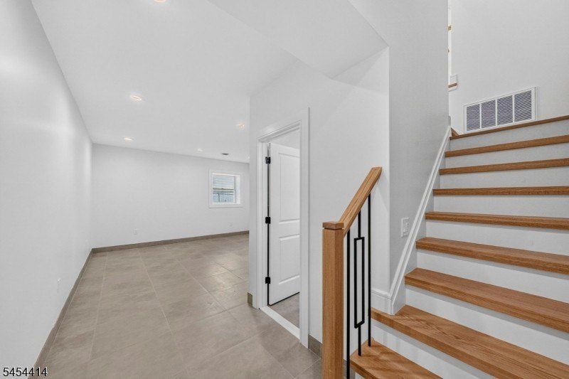 85  87 Echo Pl. Elmwood Park, NJ 07407