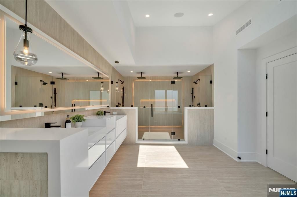 1077 Abbott Boulevard. Fort Lee, NJ 07024