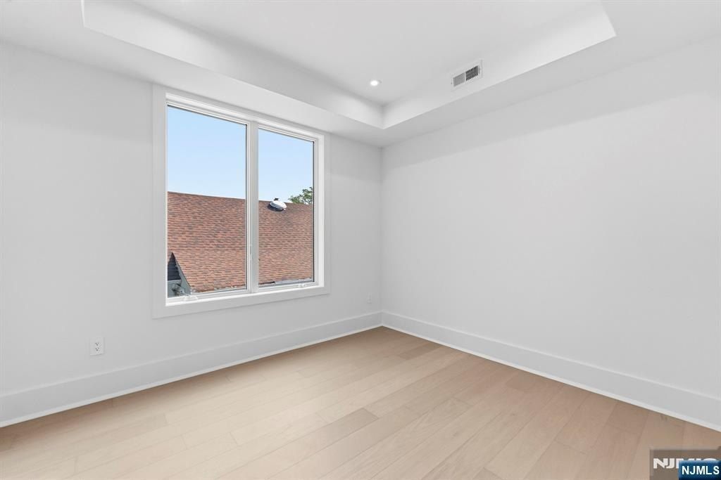 1015 Kingsland. Fort Lee, NJ 07024