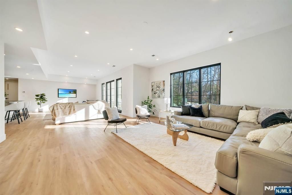28 Ellens Way. Alpine, NJ 07620