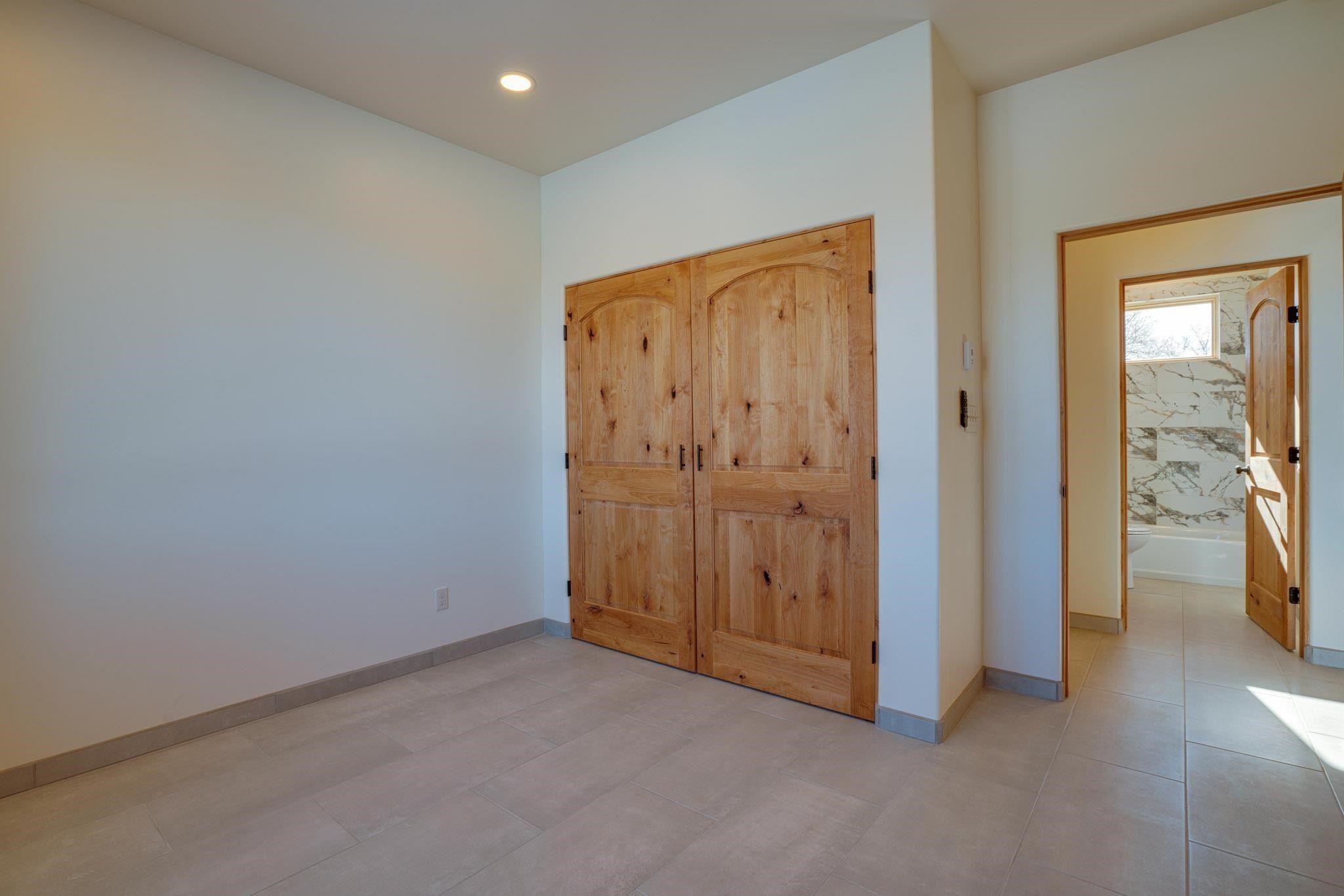 Calle De La Vina. Taos, NM 87571