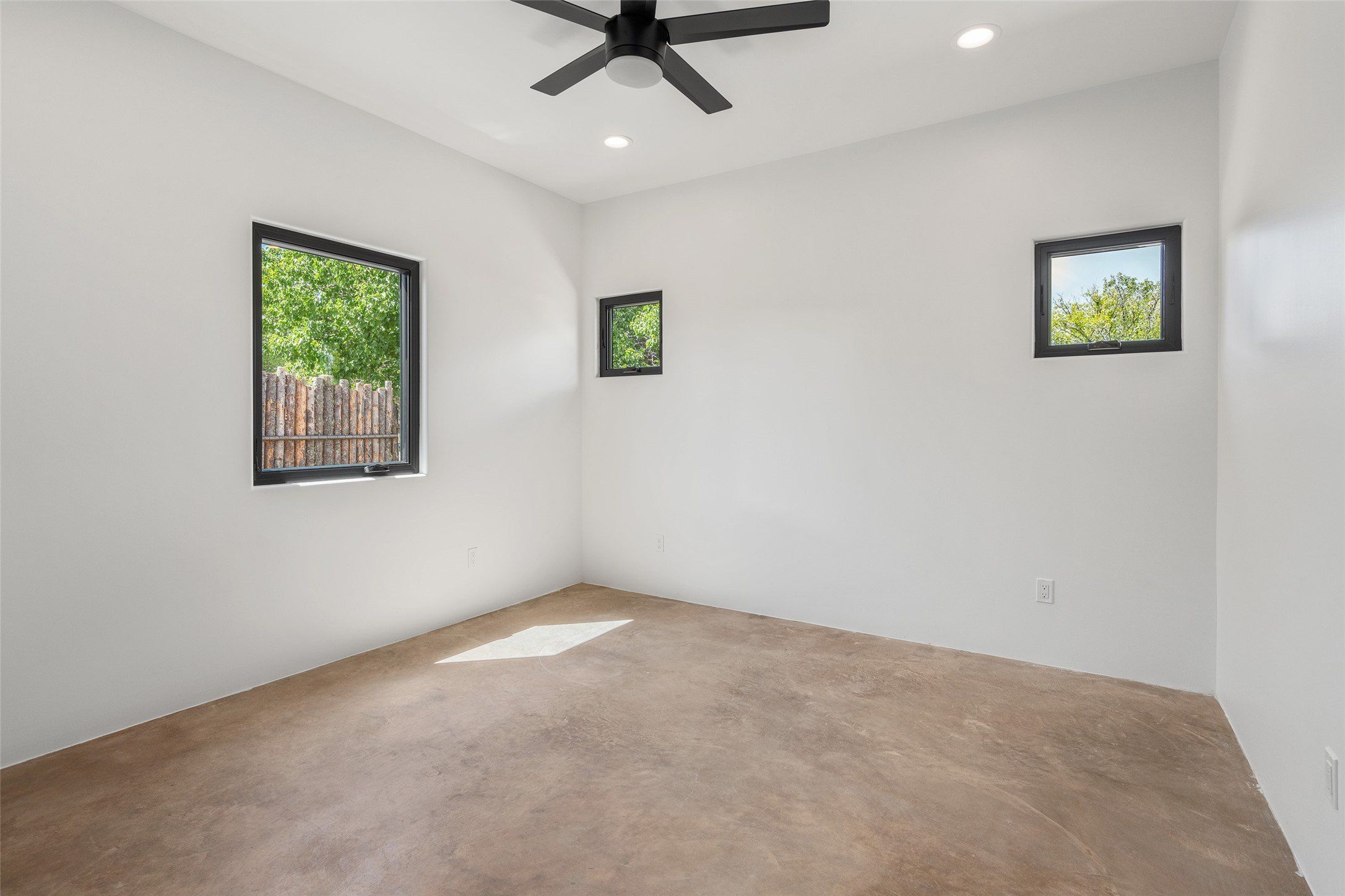 126 Caminito Montano. Santa Fe, NM 87501