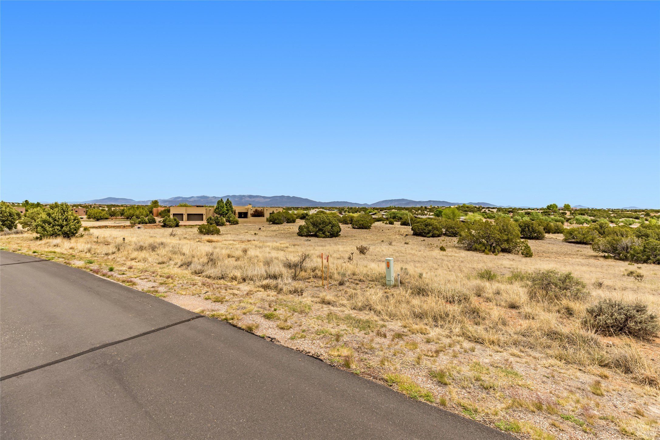 30 W Calle Ventoso. Santa Fe, NM 87506