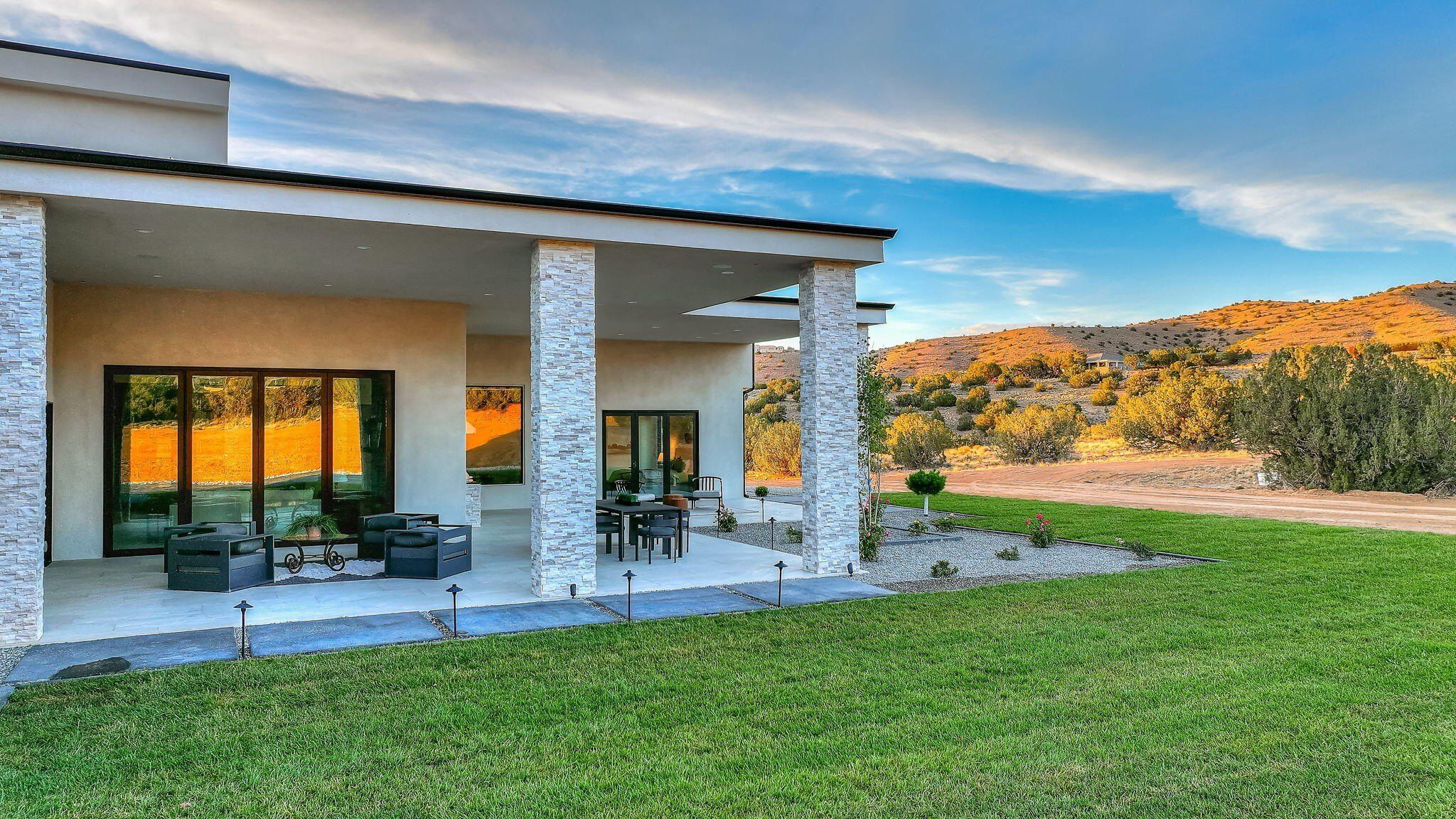 18 Chamisa Road. Placitas, NM 87043