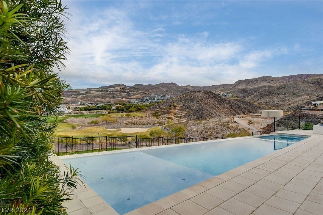 644 Scenic Cliff Drive. Henderson, NV 89012