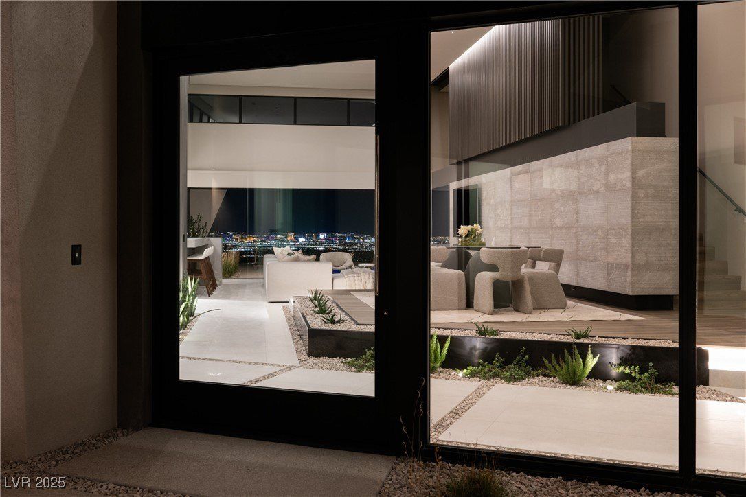 8 Chisel Crest Court. Henderson, NV 89012