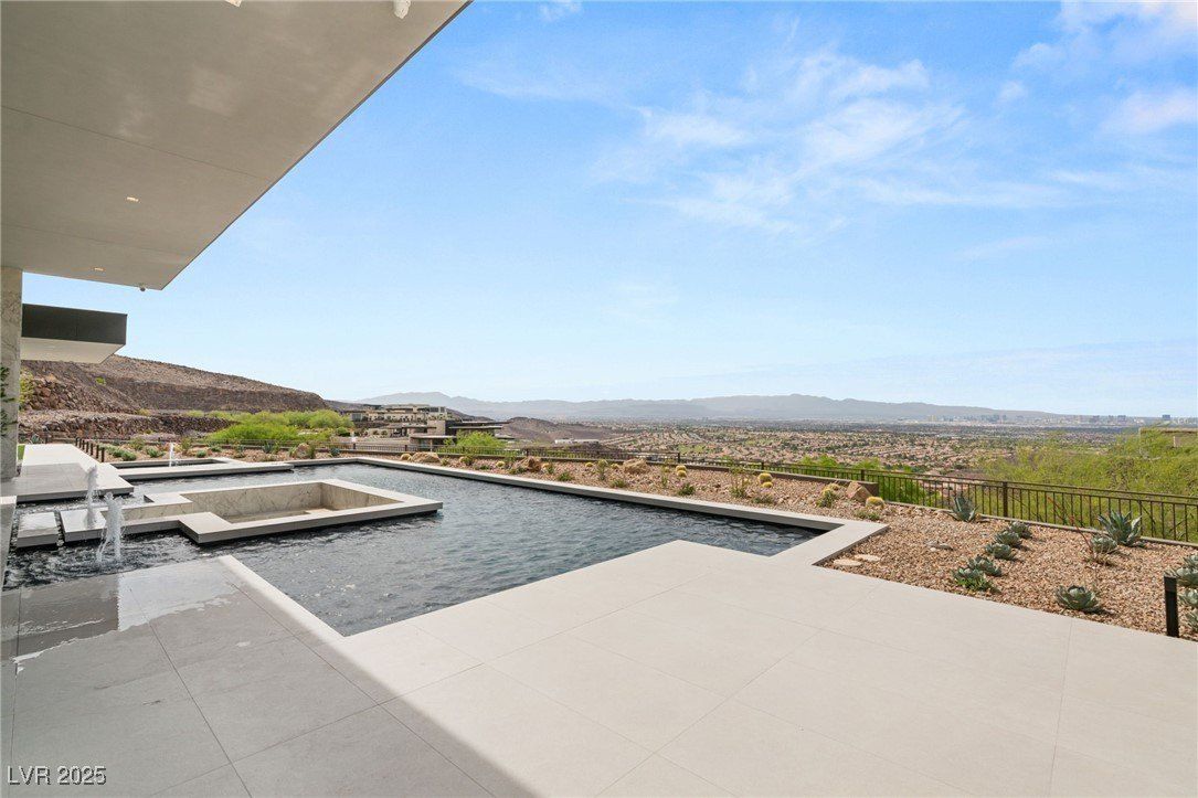 3 Horseshoe Rock Court. Henderson, NV 89012