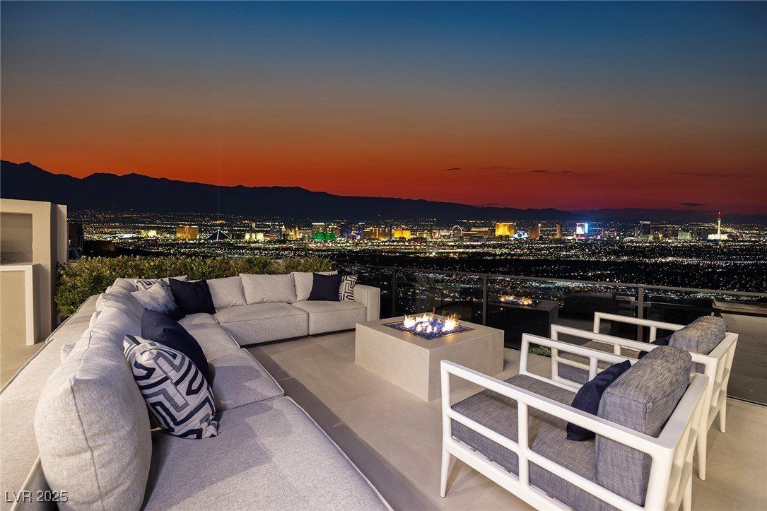 549 Overlook Rim Drive. Henderson, NV 89012