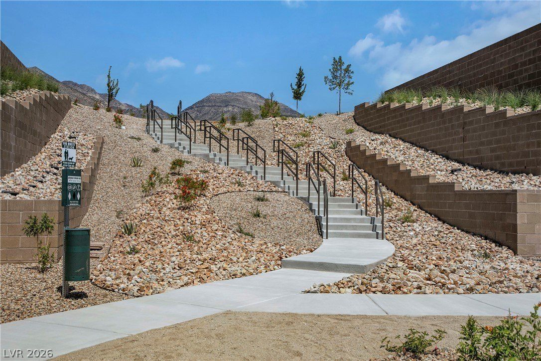496 La Vista Acres. Las Vegas, NV 89138