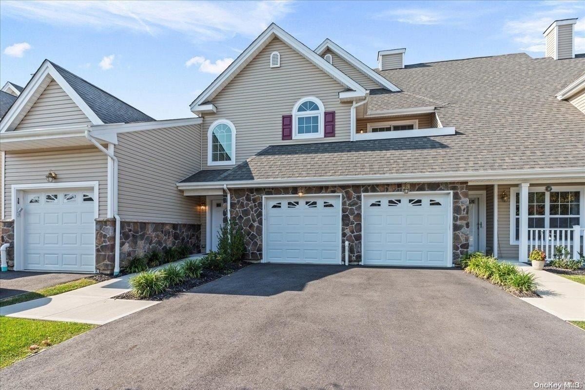 35 Steven Circle. Dix Hills, NY 11746