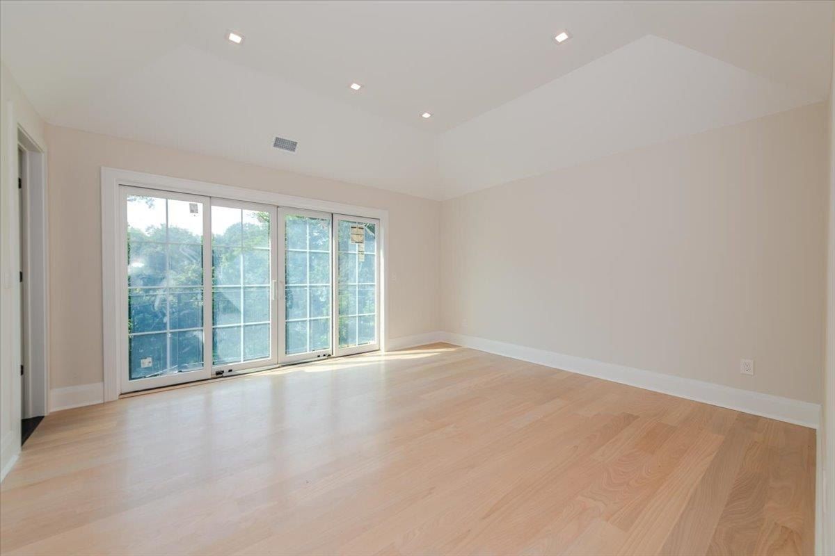 34 Woodland Place. Great Neck, NY 11021