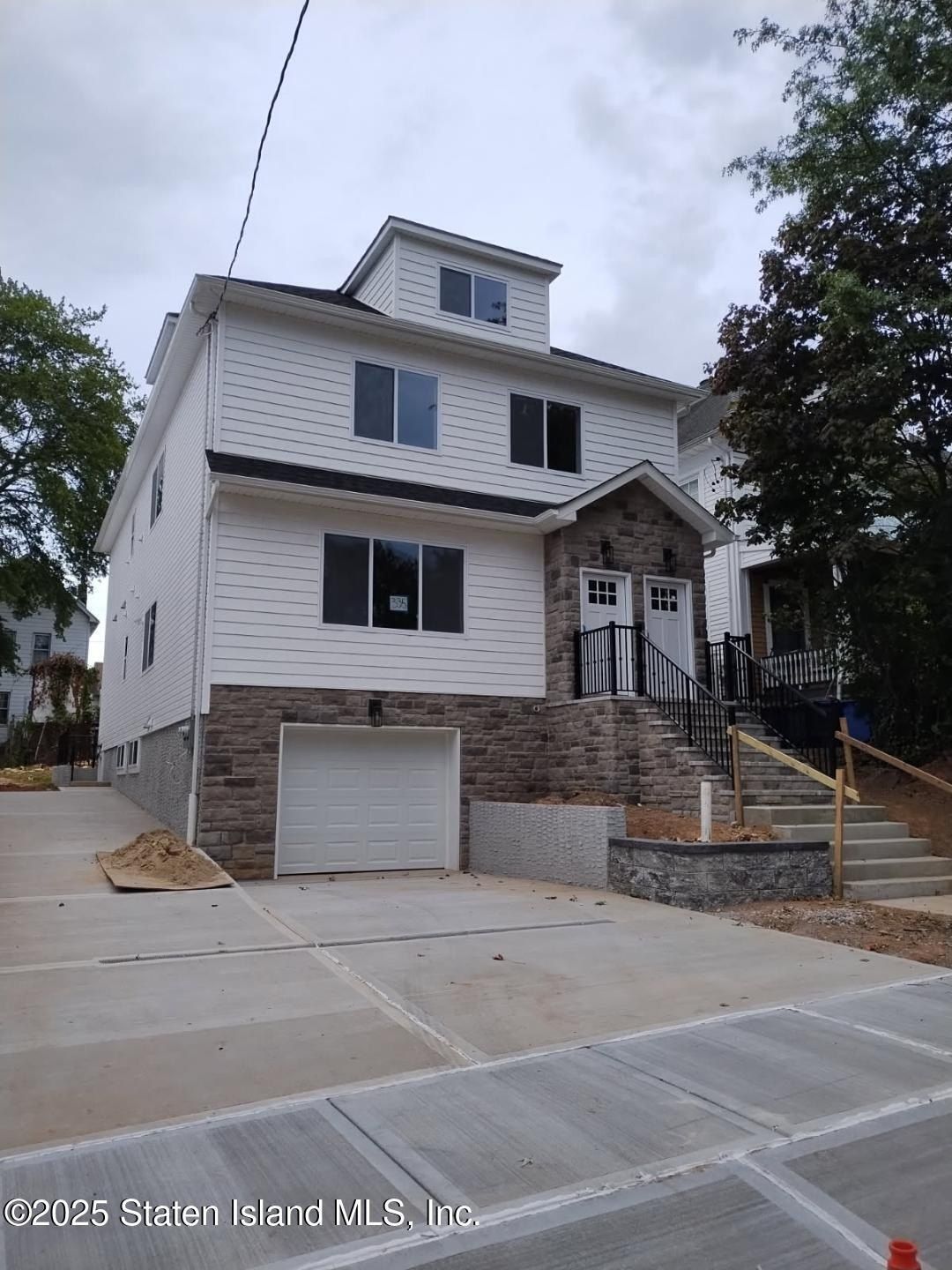 335 Oakland Avenue. Staten Island, NY 10310