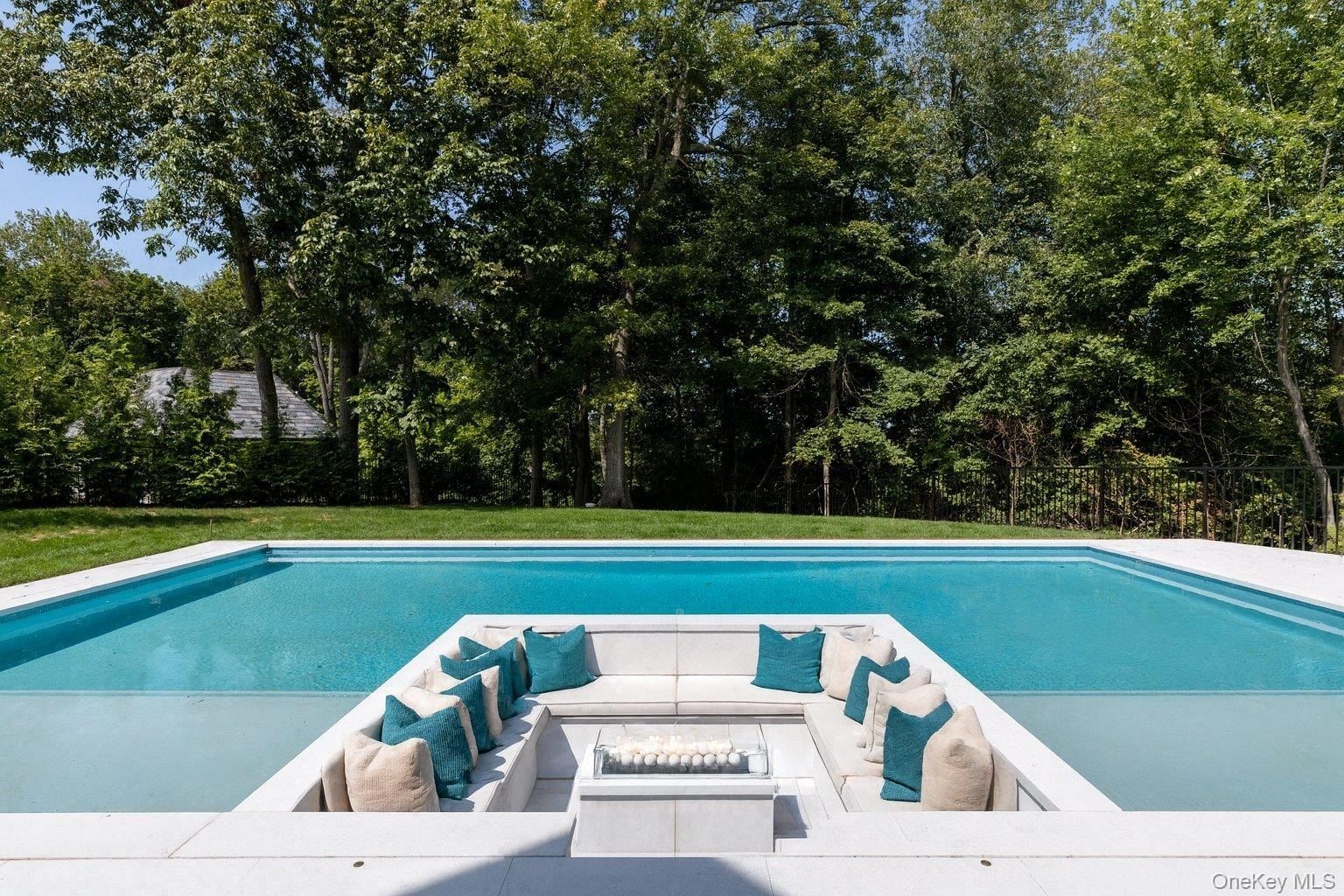 28 Earle Drive. Muttontown, NY 11791