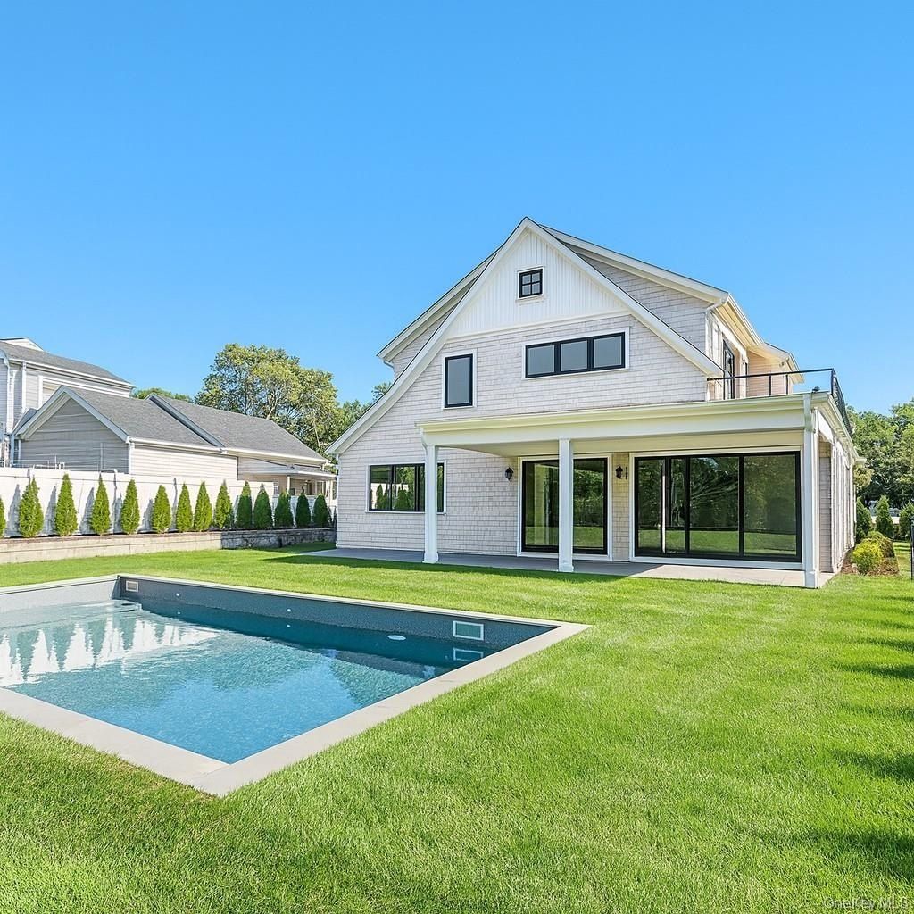 135 South Road. Westhampton, NY 11977