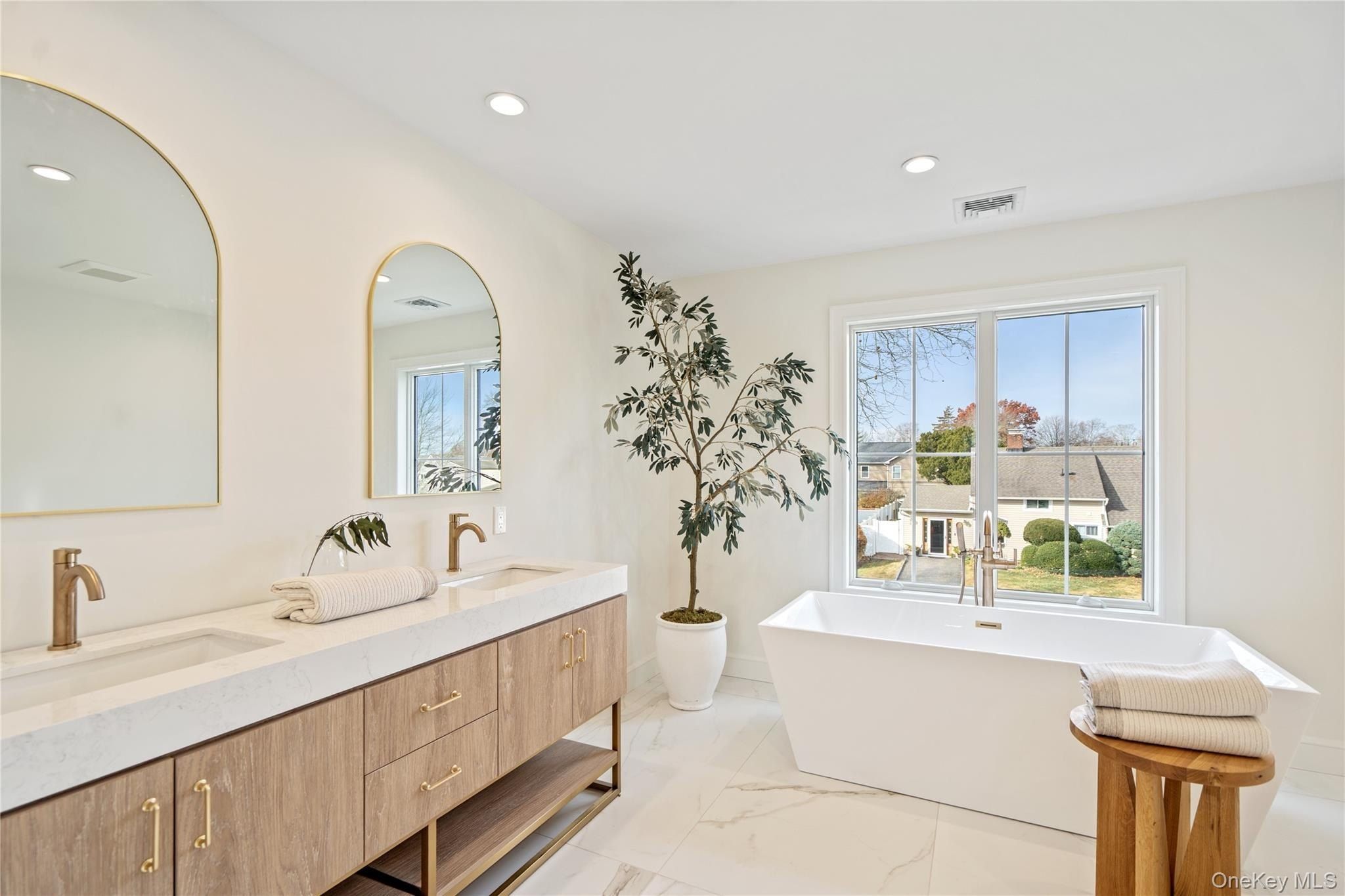 45 Mist Lane. Westbury, NY 11590