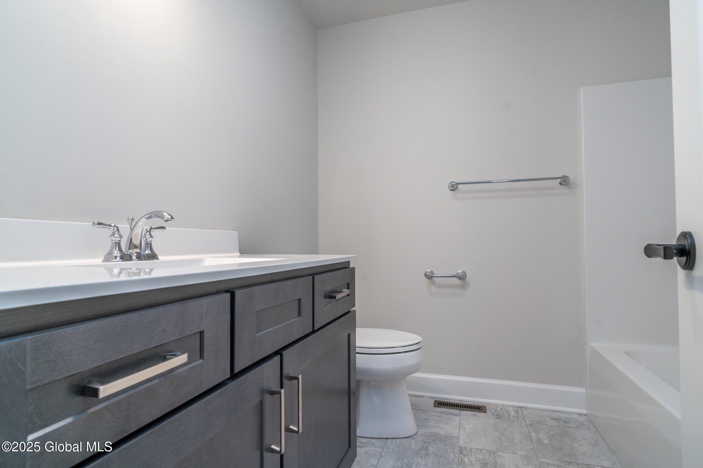 61 Priddle Lane. Latham, NY 12110